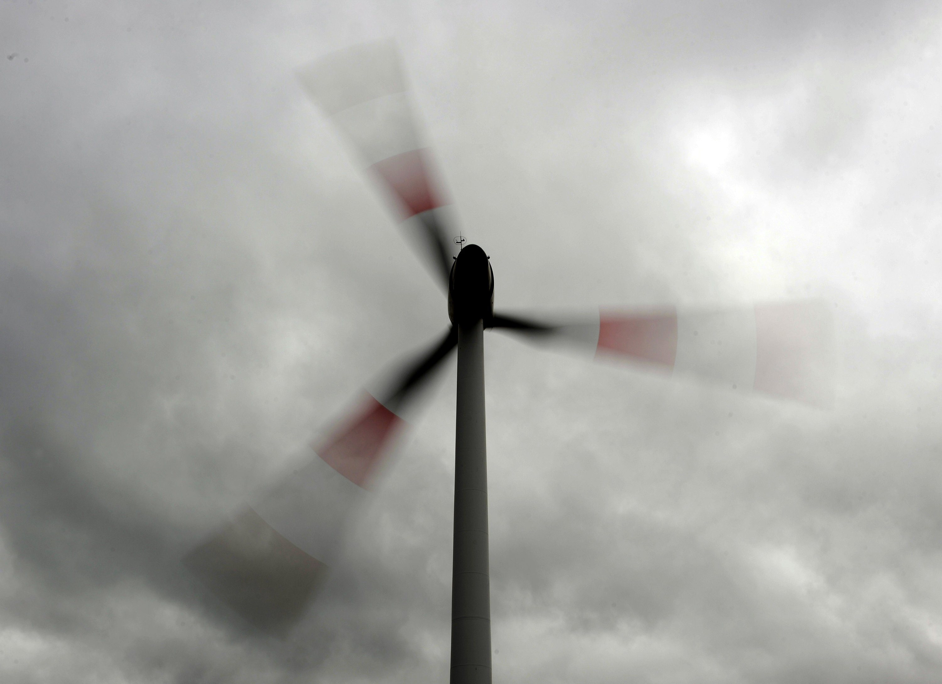 Schnell und vor dunkelgrauem Himmel dreht sich dieses Windkraftrad bei starkem Sturm am 10. Januar in Bremerhaven: Der Wind war so stark, dass die Windräder in Deutschland mit 30.700 Megawattso viel Strom produzierten wie 25 Kernkraftwerke. Stromnetzbetreiber mussten Trassen vor Überlastungen schützen und den Strom im Großhandel zum Spottpreis verkaufen.