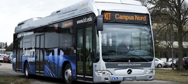 In Deutschland trägt unter anderem das Karlsruher Institut für Technologie (KIT) durch die Inbetriebnahme von zwei umweltfreundlichen Brennstoffzellenbussen zum Aufbau einer Wasserstoff-Infrastruktur in Baden-Württemberg bei.