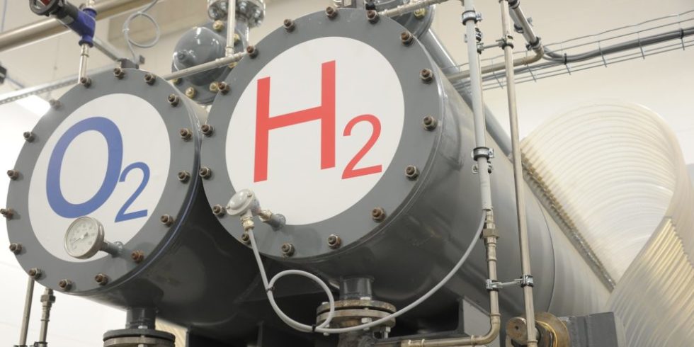 Ein Elektrolyseur erzeugt in einem Wasserstoff-Hybridkraftwerk Wasserstoff. 