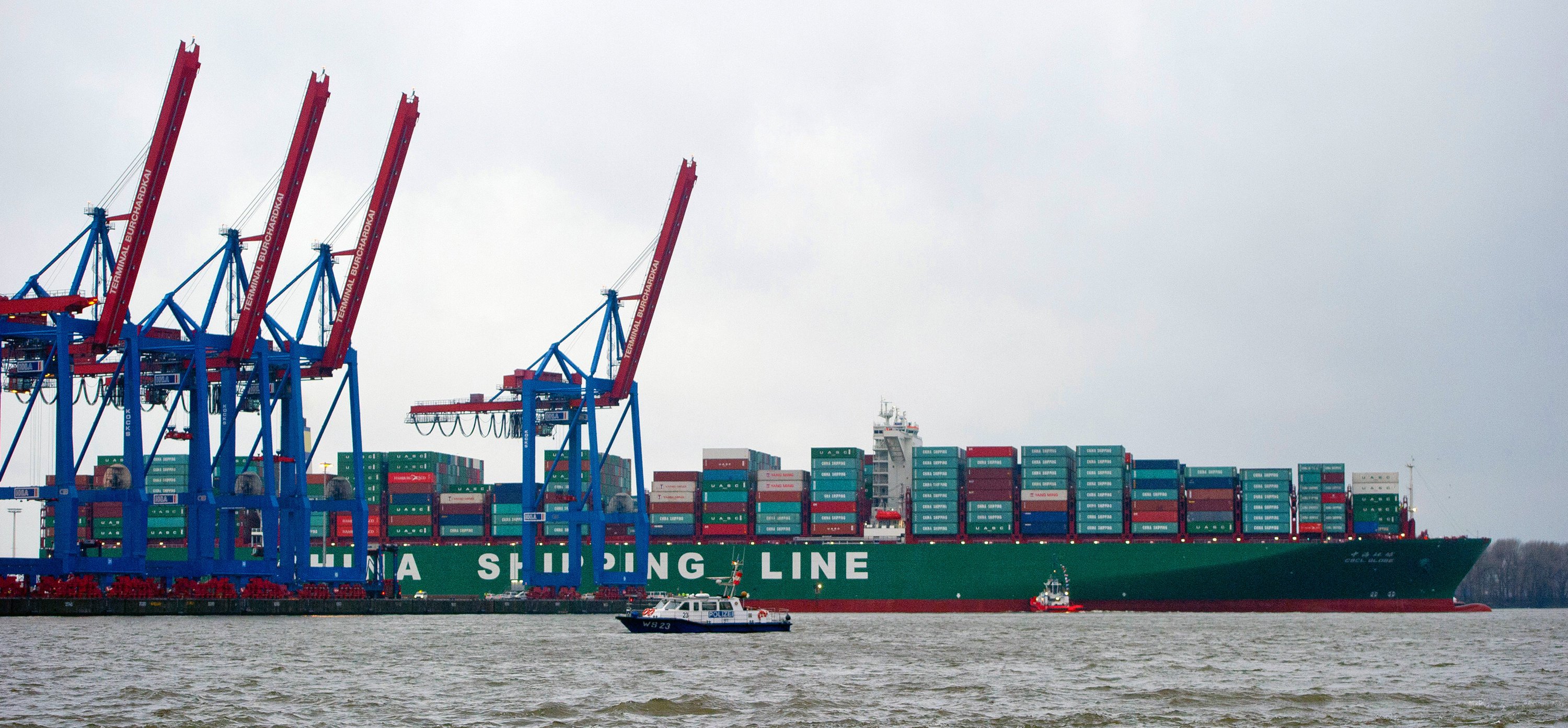 Derzeit kann die CSCL Globe nur halbbeladen über die Elbe in den Hamburger Hafen einfahren. Vollbeladen würde sie mit 16 Metern Tiefgang die Elbrinne sprengen. 