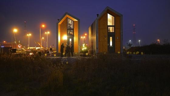 Die Stadt Amsterdam stellt ein Grundstück auf Zeeburgereiland für die nächsten drei Monate bereit. Dort wurden zwei der mobilen ONE-Häuser aufgebaut. 