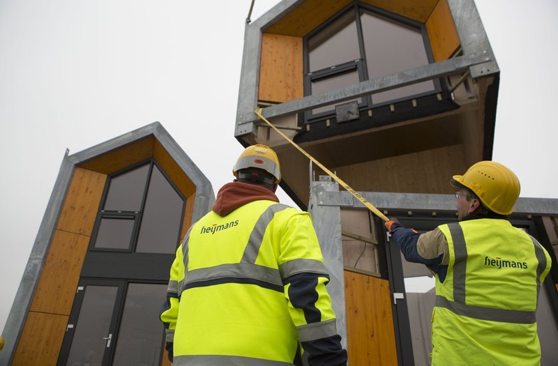 Das ONE-Haus von Heijmans wird aus Holz vorgefertigt. Es kann innerhalb eines Tages transportiert und aufgebaut werden. 