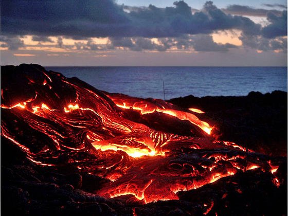 Ausbruchs des Vulkans Kilauea auf Hawaii im Januar 2005. Forscher können sich bei der Vorhersage eines Ausbruchs bislang nur auf ungenaue Modelle stützen. Die NASA will das mit dem Roboter VolcanoBot 2 ändern. 