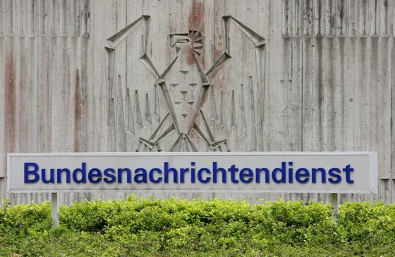 Eingang zum Gelände des Bundesnachrichtendienstes (BND) in Pullach/Landkreis München. Der BND beschäftigt 6500 Agenten. 3500 Tarnnamen stehen auf der Liste, die Doppelagent Markus R. gestohlen hat. Unklar ist, ob er sie verkauft hat. 