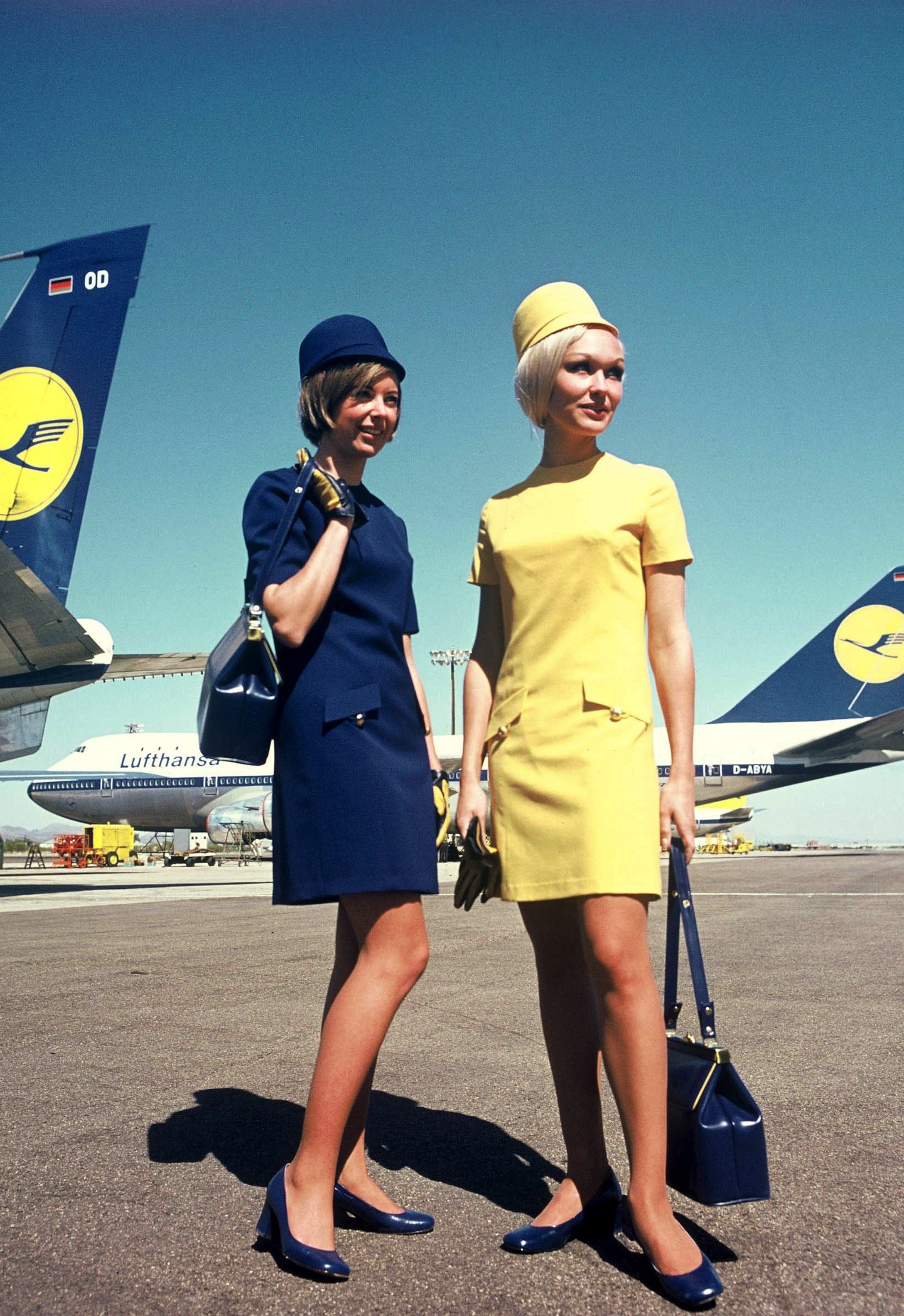 Uniformen für Flugbegleiterinnen der Deutschen Lufthansa, entworfen 1970 von Werner Machnik.