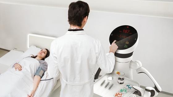 Um im Krankenhaus arbeiten zu können, muss der Care-O-bot schon mit einiger Technik ausgerüstet sein. In der vierten Generation ist der vom Fraunhofer IPA entwickelte Roboter nicht aus einem Guß, sondern besteht aus verschiedenen Modulen, die den Anforderungen entsprechend zusammengebaut werden. 