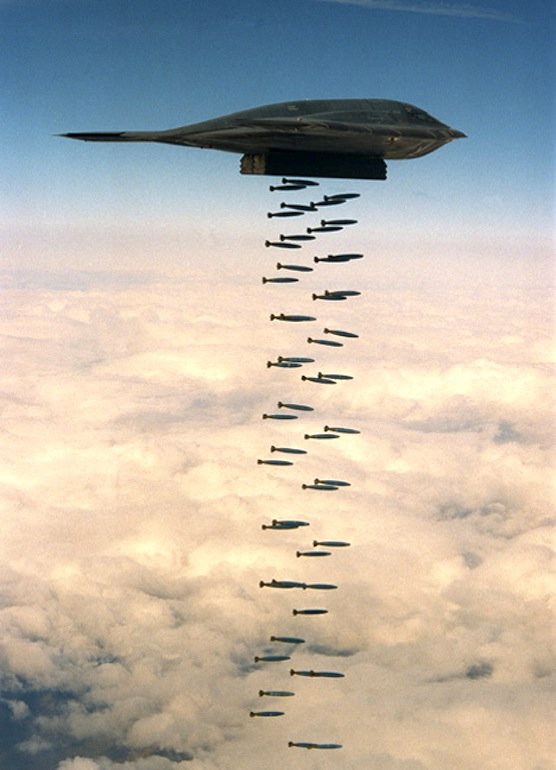Langstreckenbomber B-2 wirft Bomben ab. Bislang umstritten ist, ob der Nachfolger LSR-B auch Nuklearwaffen an Bord haben wird. 