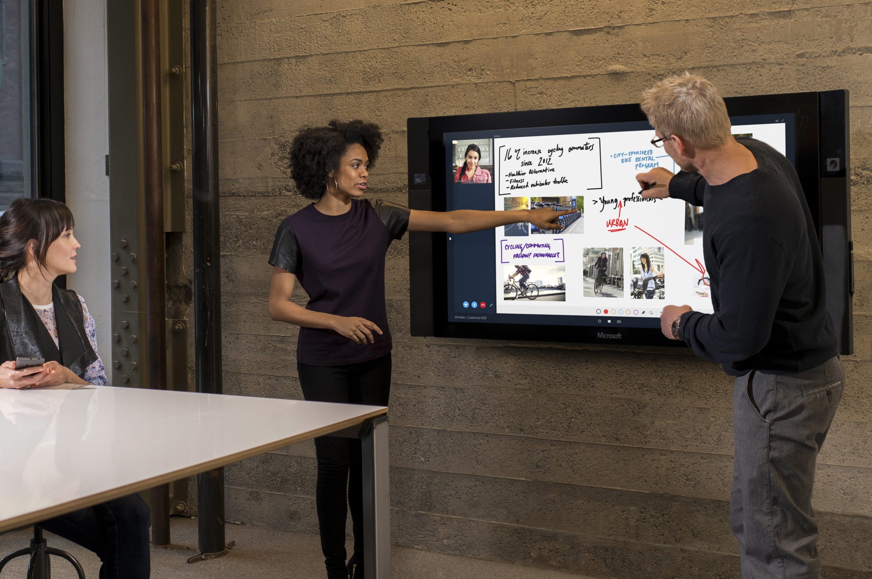 Der Surface Hub ist ein 84 Zoll großer Bildschirm mit 4K-Auflösung und integrierter PC-Hardware. Zudem sind  Mikrofone, Lautsprecher und zwei Kameras integriert. Er soll Multitouch-fähig sein und zudem auch die Eingabe mit mehreren Stiften erlauben.