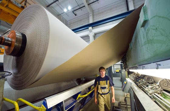 Weltweit bleiben in der Papierherstellung jedes Jahr Millionen Tonnen Lignin zurück. Dieses könnte man zukünftig nutzen, um Carbonfasern herzustellen. 