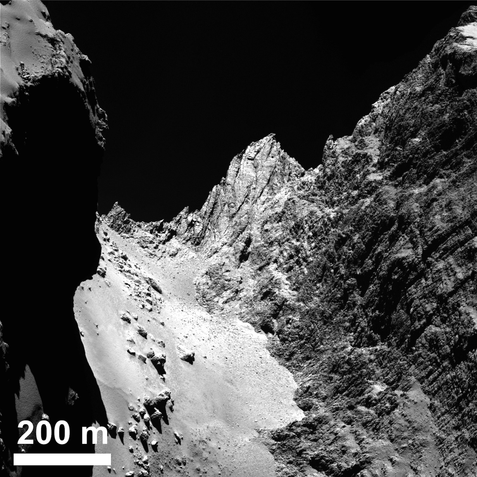 Die Aufnahme zeigt links das eher glatte Terrain der Region und rechts die felsige Region Hathor.