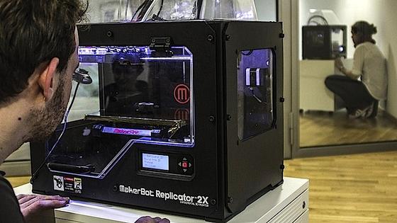 Beamer Scotty besteht aus zwei modifizierten 3D-Druckern: Der eine fräst das Objekt kaputt und schießt von den entstehenden Ansichten Fotos, der andere repliziert das Objekt anhand eines 3D-Modells. 