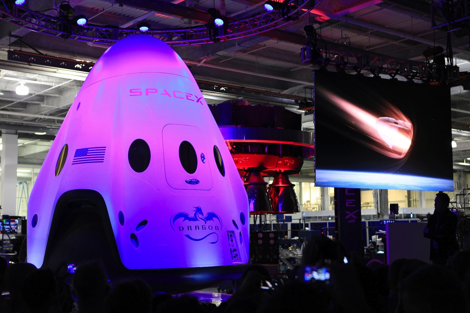 Auch SpaceX will mit seiner Dragon-Kapsel bereits 2017 bemannte Testflüge starten. Wann es aber richtig los geht, steht bislang noch nicht fest. 