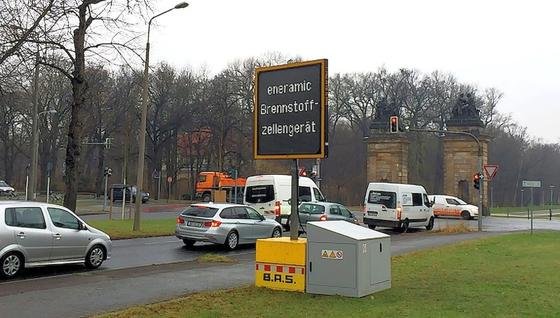 In Dresden testen die Fraunhofer-Forscher ihren Brennstoffzellen-Generator. Er läuft mit Flüssiggas und versorgt LED-Tafeln bis zu drei Wochen mit Strom. Akkus machen oftmals nach einer halben Woche schlapp. 