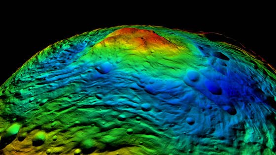 Der Südpol von Vesta: Vor ihrem Weiterflug zum Zwergplaneten Ceres hat die Raumsonde Dawn den Planeten Vesta aufgenommen. Die perspektivische, in Falschfarben dargestellte Topographie des Südpols von Vesta zeigt in blauen Farbtönen Teile des 500 Kilometer großen Rheasilvia-Beckens mit einem über 20 Kilometer hohen Bergmassiv in grünen, gelben und roten Tönen.