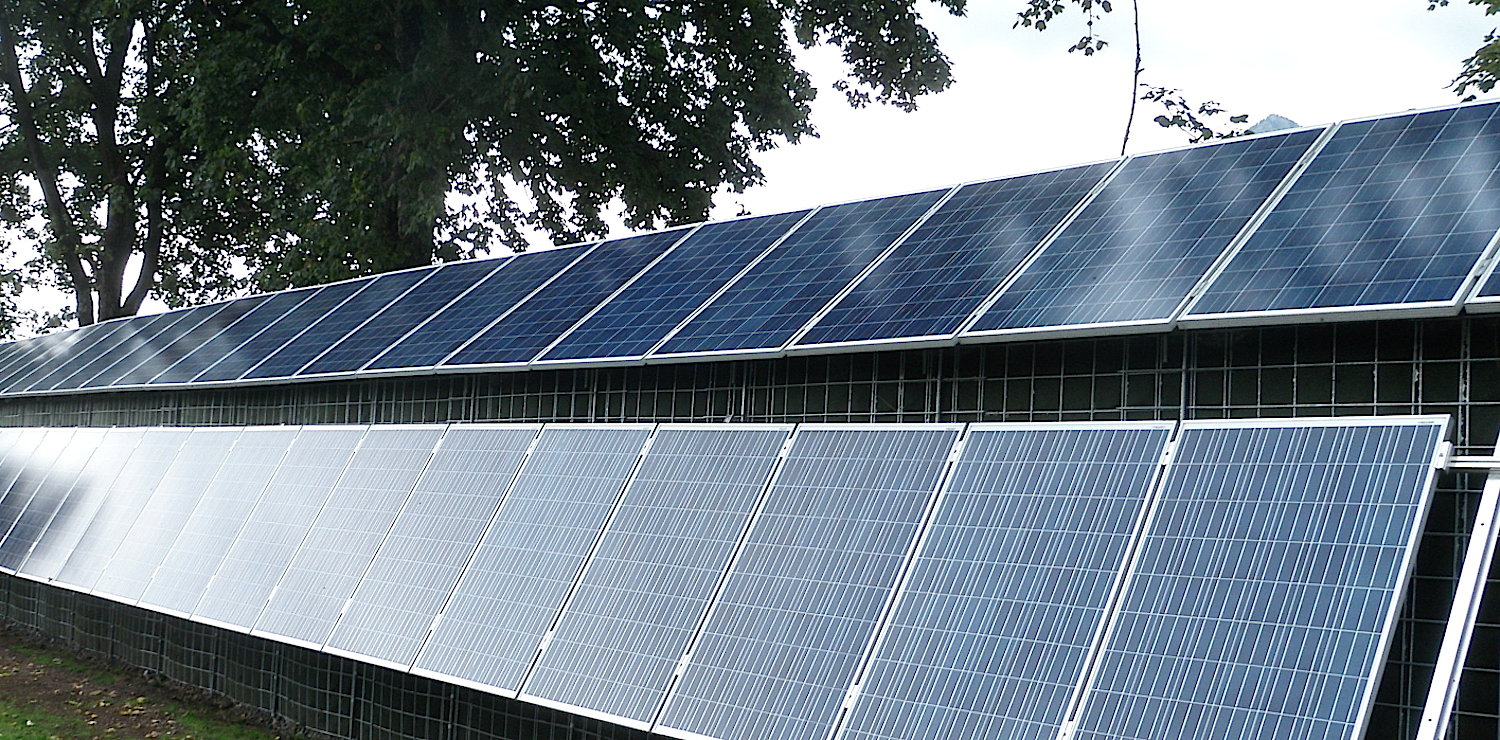 Die Photovoltaikmodule lassen sich an der abgeschrägten Kante der Lärmschutzwand anbringen. Sie speichern den Strom in Silizium-Speichern, die in einem separaten Bau untergebracht sind und sich mit Strom-Zapfsäulen verbinden lassen.