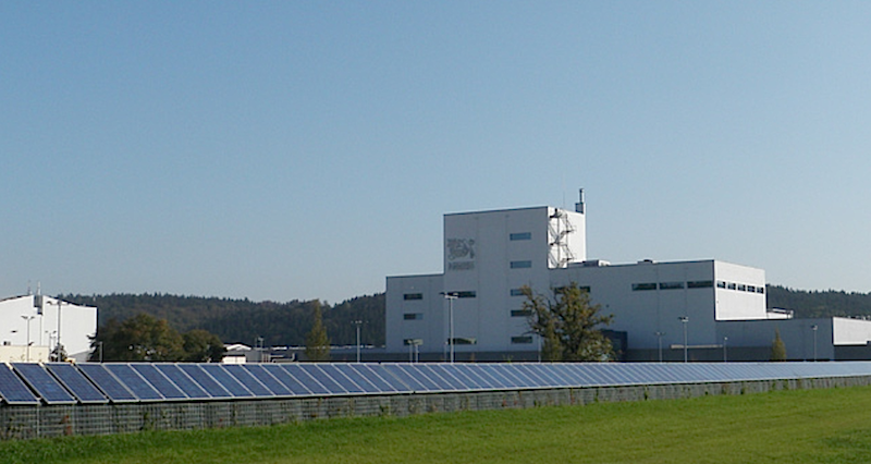 Industrieunternehmen bauen um ihre Parkplätze oftmals Lärmschutzwände. Diese könnten sie mit den Photovoltaik-Lärmschutzwänden auch kurzerhand in Stromtankstellen für E-Autos verwandeln.