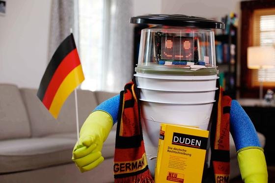 hitchBOT lernt schon fleißig Deutsch für seine zehntätige Reise quer durch Deutschland. Am Freitag startet er in München. 