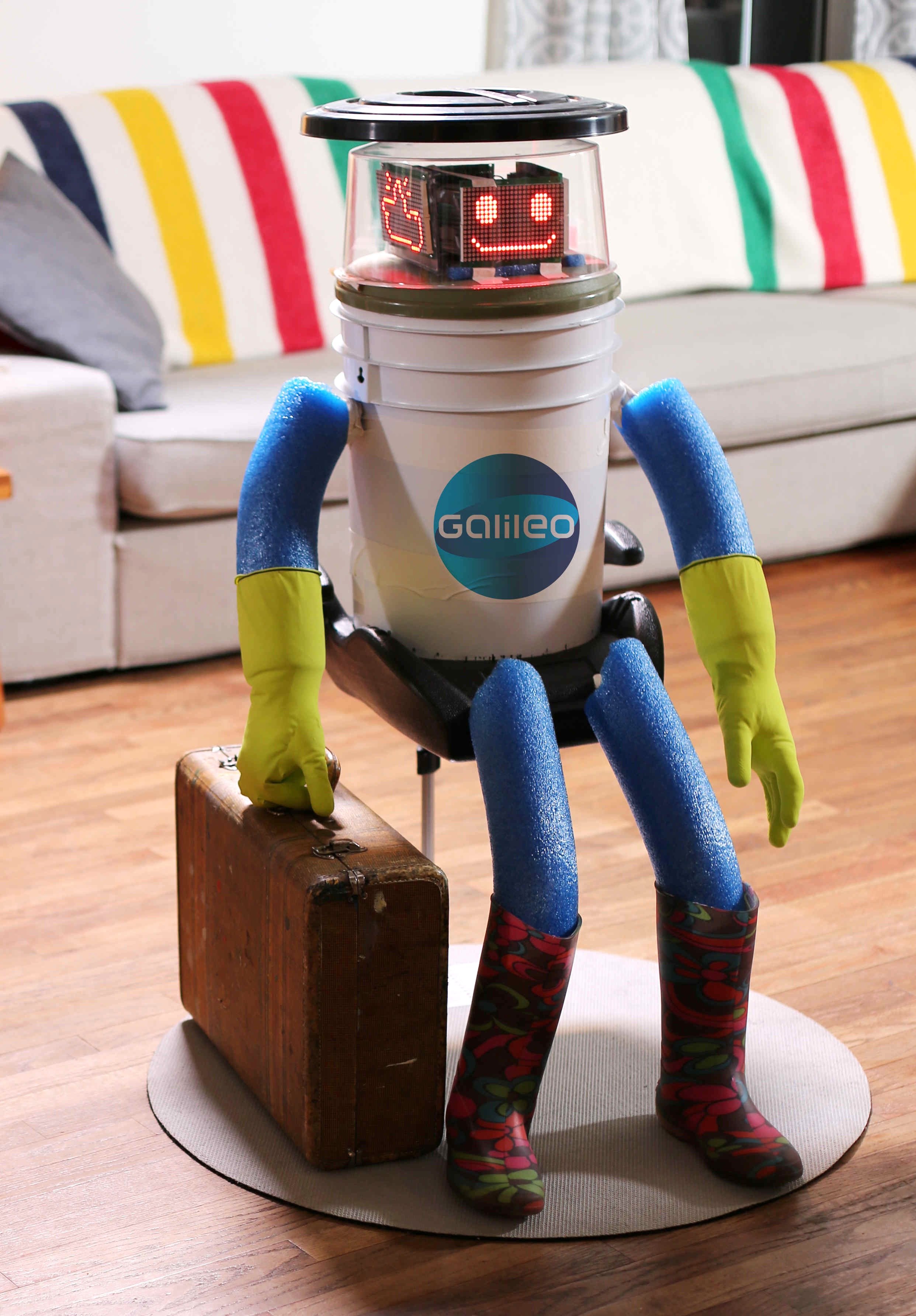 Der Roboter hitchBOT mit gepacktem Koffer: Ob der kleine Kerl darin Strom zum Naschen eingepackt hat?