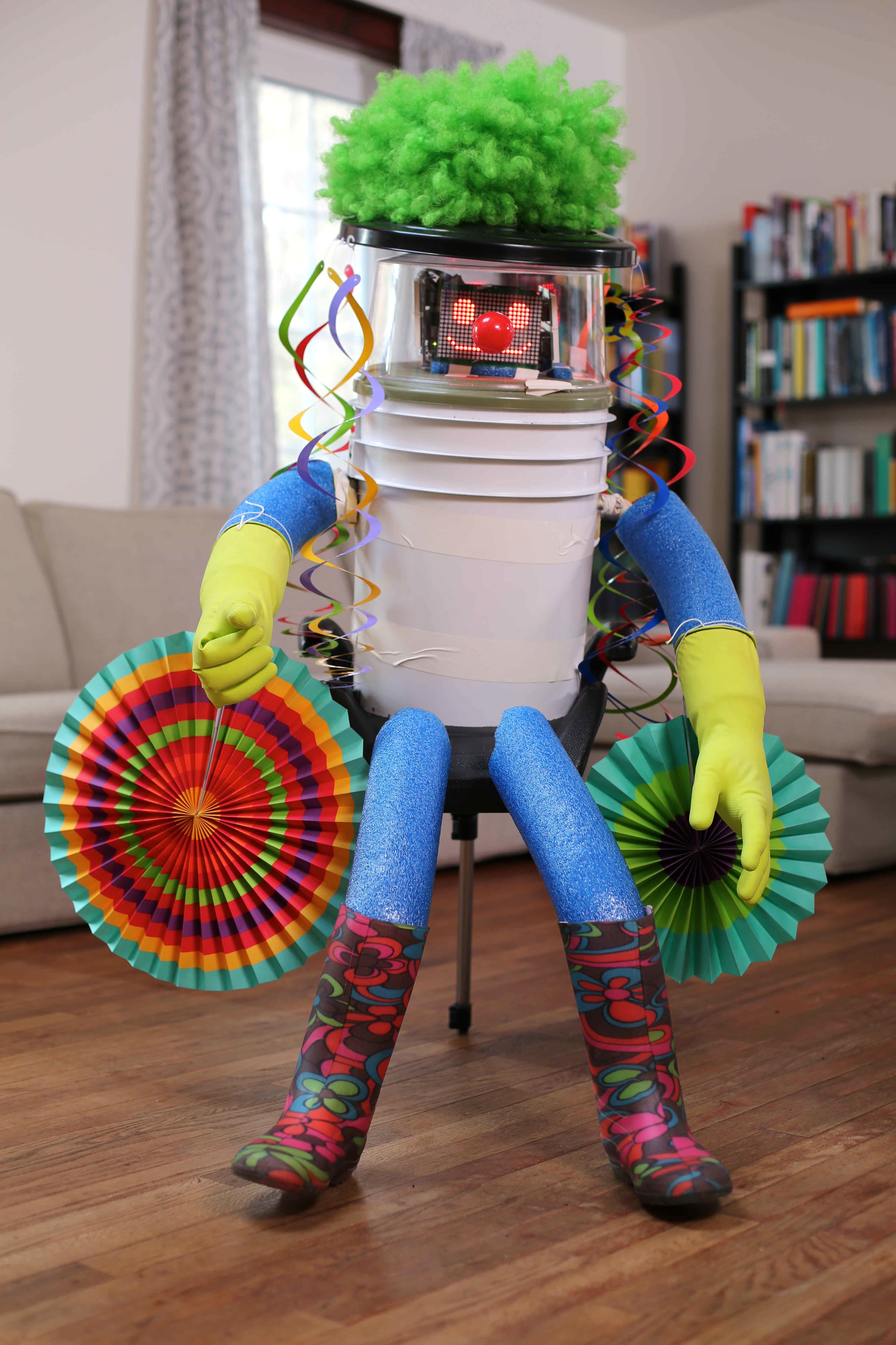 hitchBOT will unbedingt den Karneval in Köln erleben und hat auch schon ein Kostüm anprobiert. Am liebsten will er auf dem Wagen des Kölner Dreigestirns im Rosenmontagszug mitfahren.