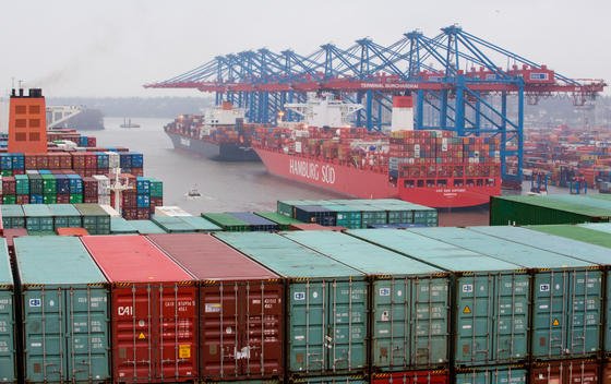 Die Containerschiffe «CSCL Globe» und «Cap San Antonio" am Containerterminal Eurogate in Hamburg: Der deutsche Export läuft auf Hochtouren und hat 2014 eine neue Rekordmarke übersprungen. Hauptwachstumstreiber war der Export in EU-Länder. Deutsche Unternehmen verschickten Waren im Wert von 657 Milliarden Euro – ein Plus von 5,4 Prozent im Vergleich zu 2013.