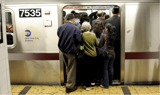 Grand Central Station: In der New Yorker U-Bahn haben Wissenschaftler mehr als 600 bekannte Mikroben gefunden. In den 466 Stationen des U-Bahn-Netzes entdeckten die Forscher der Cornell-Universität unter anderem Viren, Bakterien, Pilze und Spuren menschlicher DNA, wie aus ihrer Studie hervorgeht. Darunter waren auch krankheitserregende Bakterien, die resistent gegen Medikamente sind, sowie nicht mehr ansteckende Pest- und Anthraxerreger. 