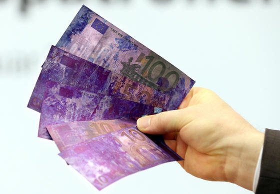 Mit Farbe und künstlicher DNA will die Bahn künftig Geld in Fahrkartenautomaten besprühen, wenn diese geknackt werden. Die Banknoten in den Geldkassetten werden damit unbrauchbar gemacht. Die Bahn hofft dadurch, die Zahl der Diebstähle senken zu können.