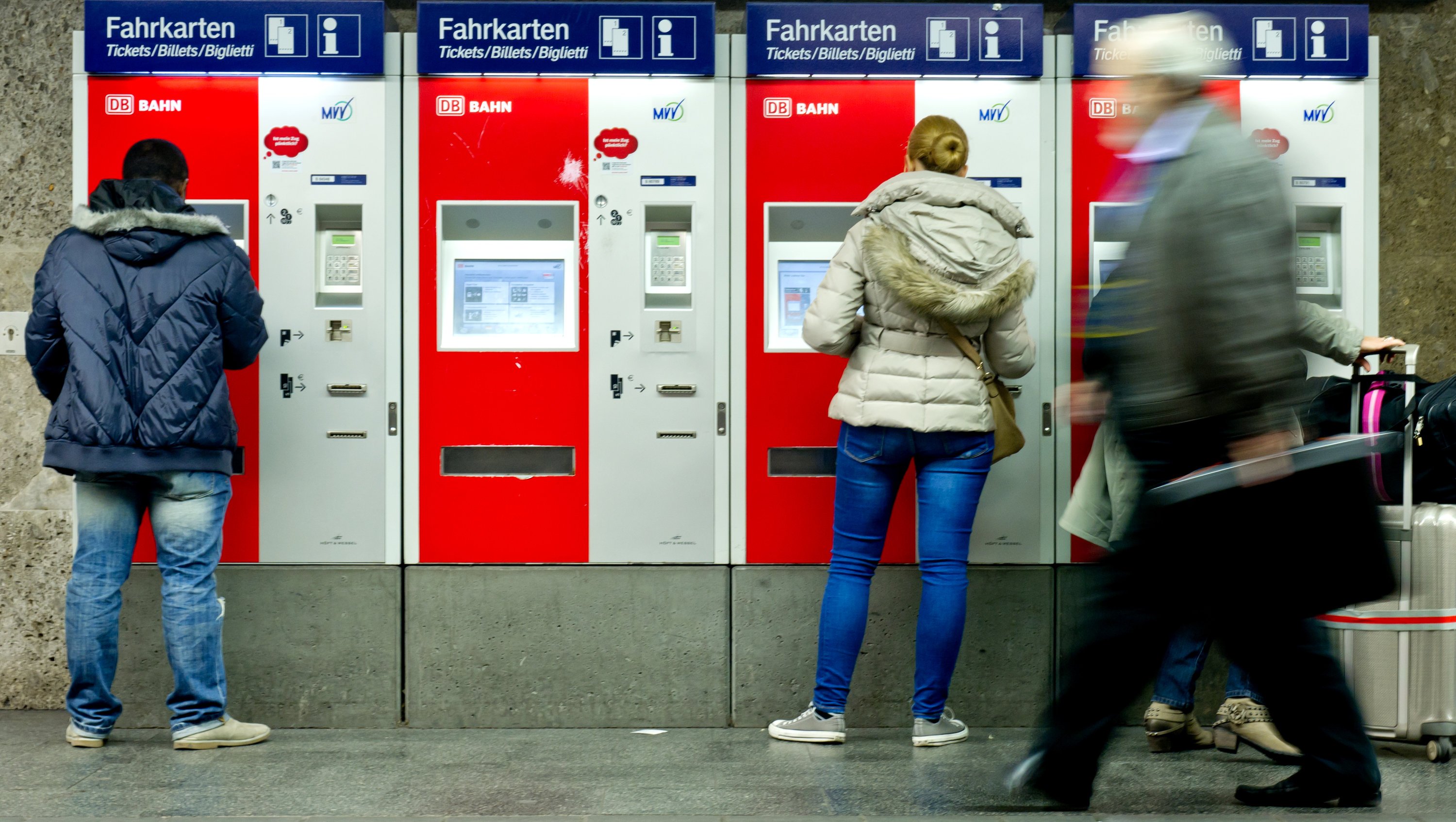 Fahrkartenautomaten der Deutschen Bahn: Künftig sollen Farbbomben platzen, wenn Diebe versuchen, den Automaten zu knacken. Das Geld wird dadurch unbrauchbar.