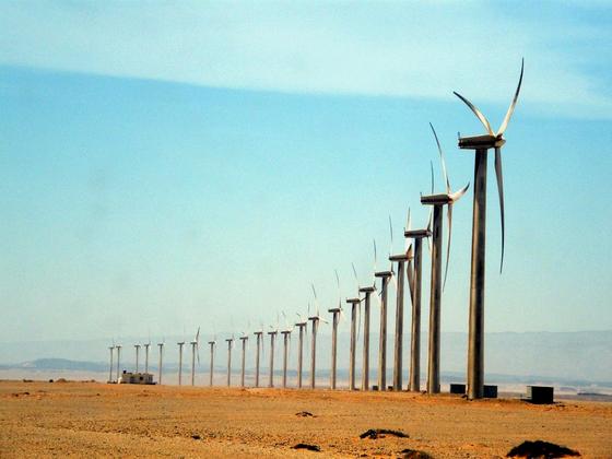 Zafarana am Roten Meer in Ägypten ist mit 700 Windrädern der größte Windpark Afrikas. Obwohl Ägypten weltweit über die besten Standorte für Windkraft und Photovoltaik verfügt, setzt das Land nun auf Atomkraft. 