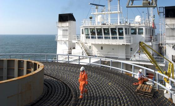 55 Kilometer Seekabel sind auf der Team Oman aufgerollt, um in der Nordsee verlegt zu werden. Die künftige, 623 Kilometer lange Nordlink-Verbindung zwischen Deutschland läuft auf 516 Kilometern unter Wasser.