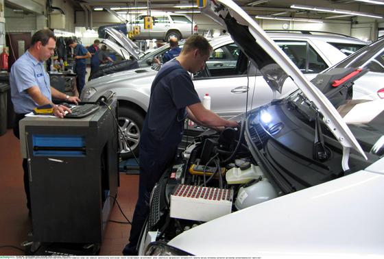 Reparatur in einer Mercedes-Werkstatt: Die Rückrufe sind im vergangenen Jahr auf Rekordniveau gestiegen.