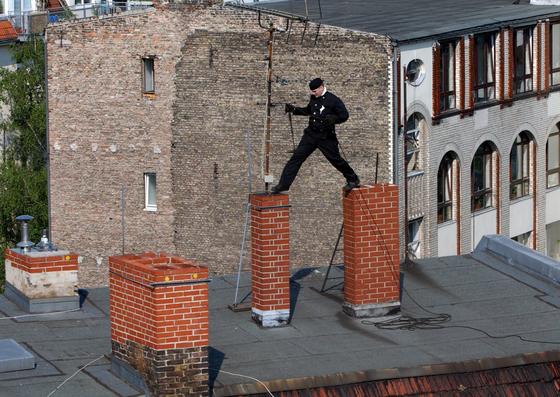 Schornsteinfeger in Berlin springt von einem Kamin zum nächsten: Durch die Zunahme von Pellet- und Kaminöfen ist die Feinstaubbelastung in den Städten stark gestiegen. Jetzt haben Forscher aus Karlsruhe ein System entwickelt, das durch mehr Sauerstoff die Verbrennung optimiert und die Feinstaubbelastung drastisch senkt.