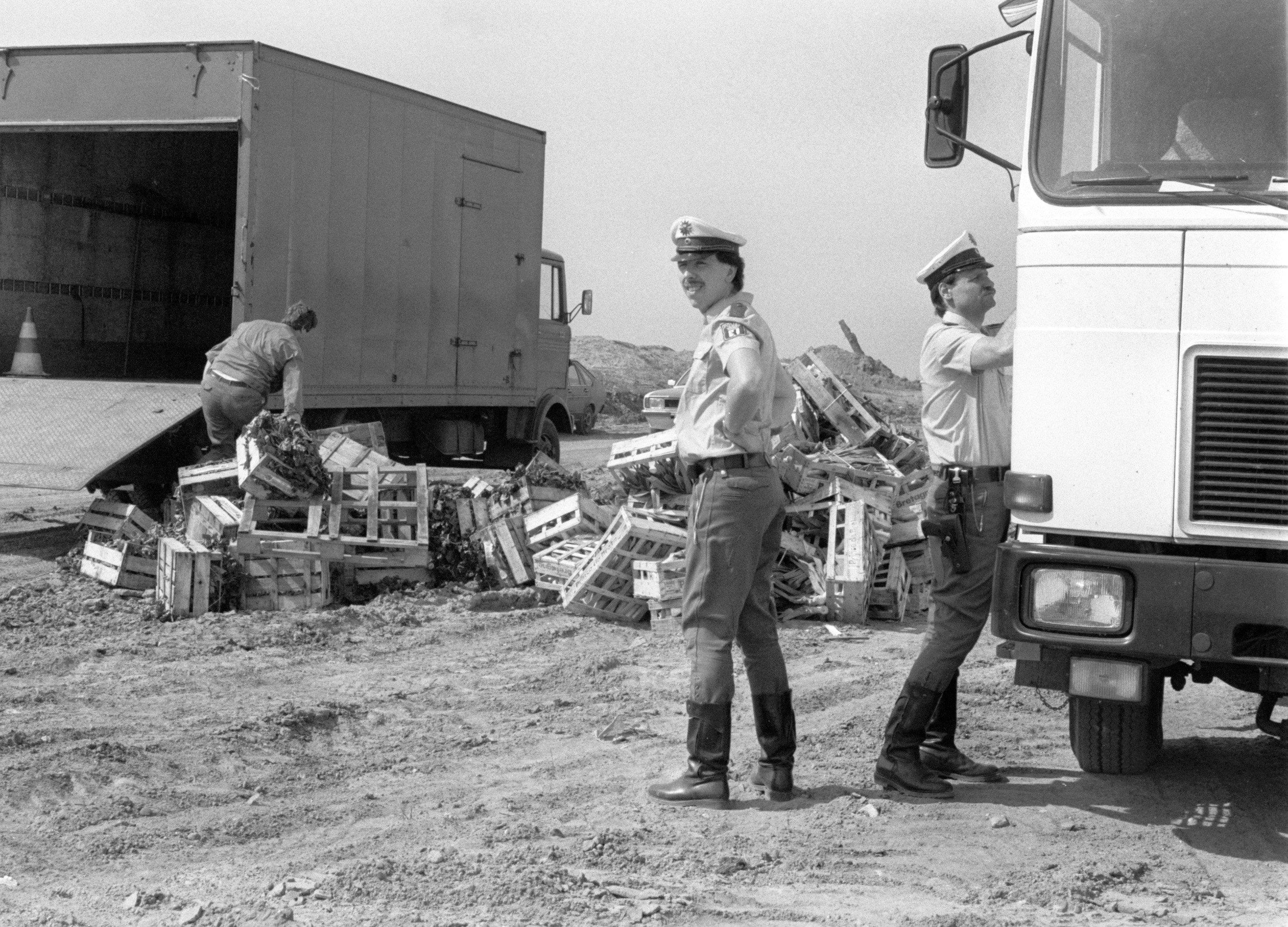 Unter Polizeischutz wird beschlagnahmtes, strahlenbelastetes Gemüse zur Vernichtung auf der Mülldeponie Wannsee abgeladen (Archivfoto vom 06.05.1986). Die durch den Reaktorunfall in Tschernobyl abgegebene Radioaktivität hatte damals in weiten Teilen Europas zu erhöhter Strahlenbelastung bei landwirtschaftlichen Freilandprodukten geführt.