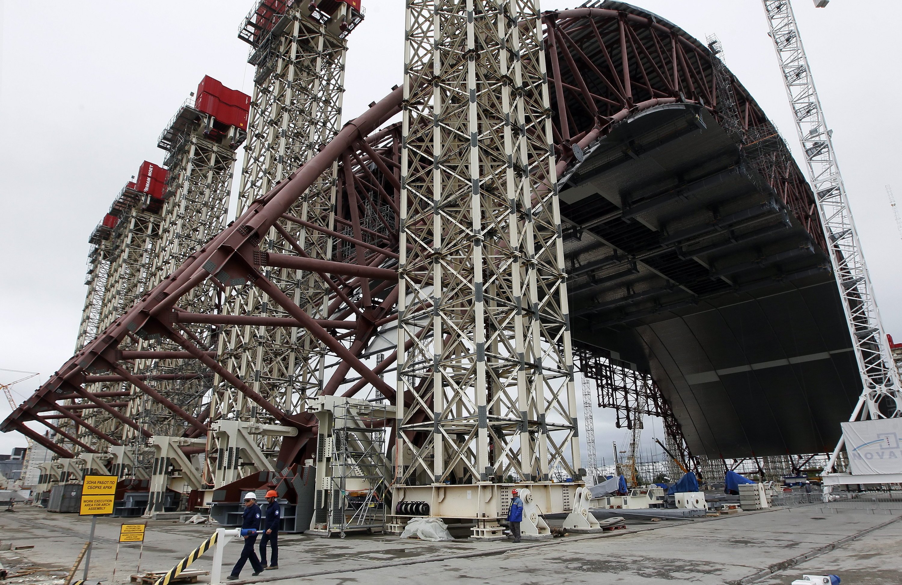 Die Bauarbeiten an der neuen Schutzhülle für den zerstörten Atomreaktor in Tschernobyl (Ukraine) stoppen immer wieder mangels Geld.