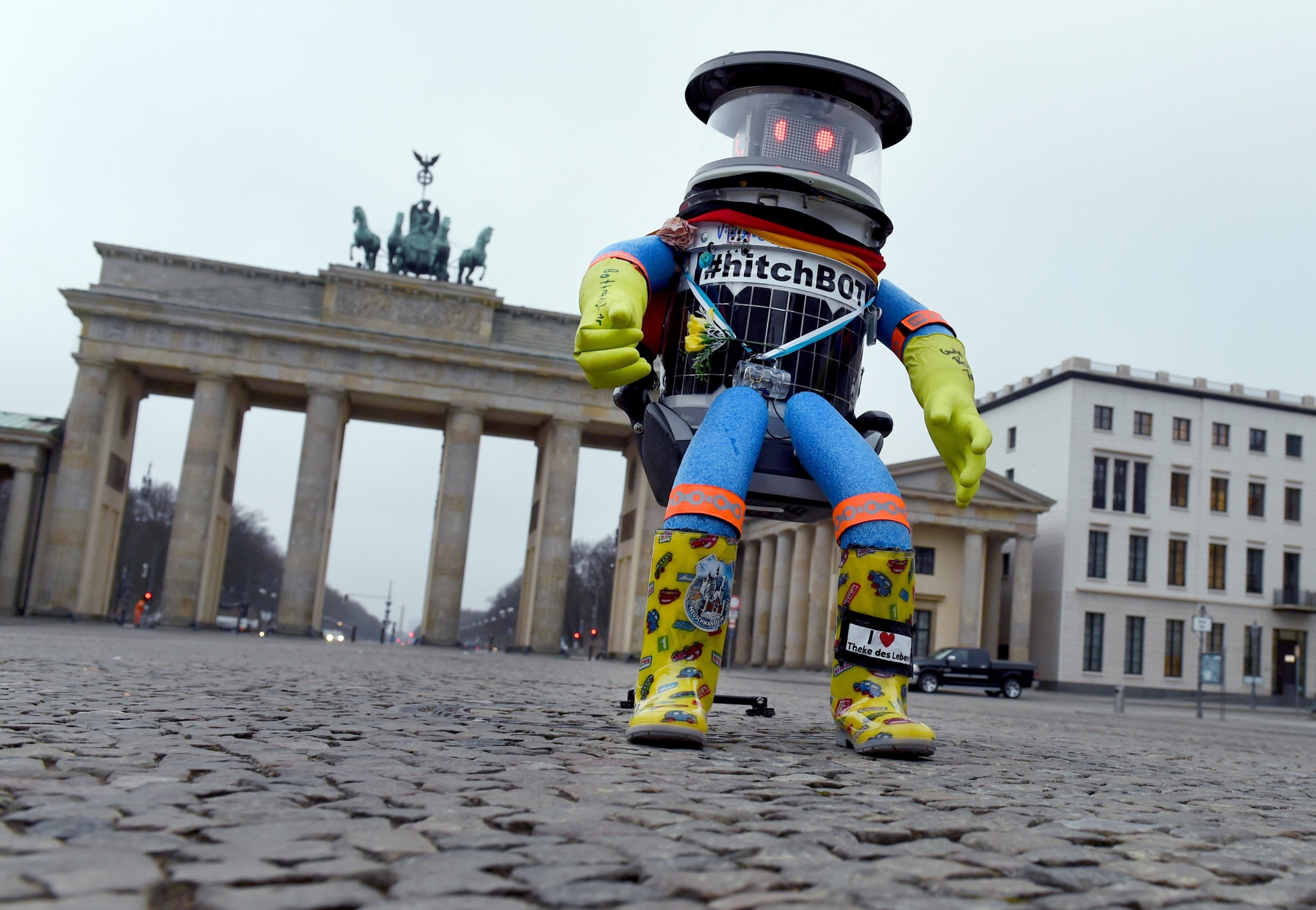 Der Roboter hitchBOT steht am 18. Februar 2015 in Berlin vor dem Brandenburger Tor. 