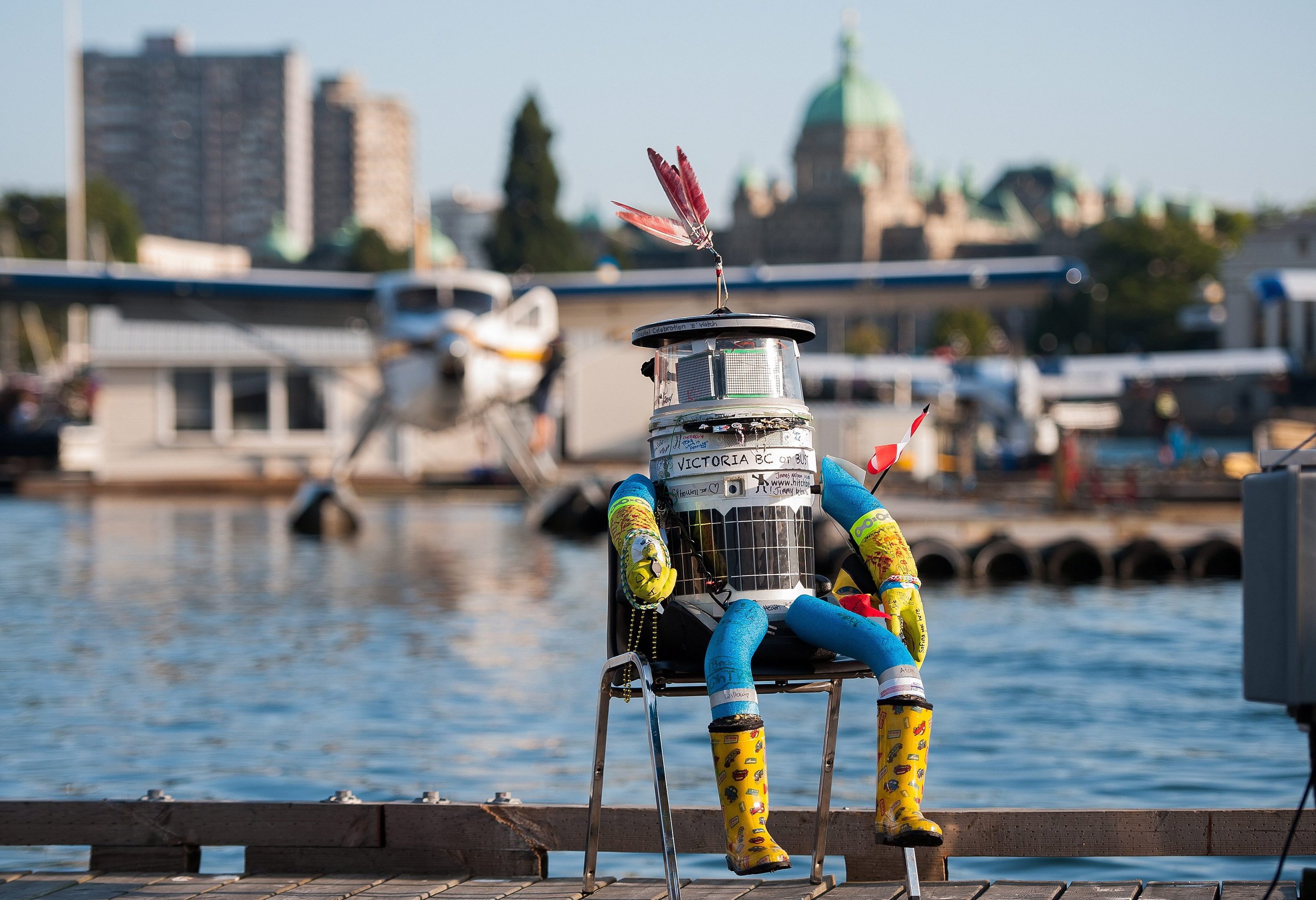 Hat sich eine Pause verdient: Nach mehr als 6000 getrampten Kilometern durch Kanada ruht sich Roboter hitchBOT am 21. August 2014 im Hafen von Victoria auf einem Stuhl aus. Aktuell tourt er durch Deutschland. 