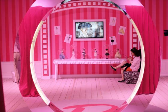 Schöne rosa Barbie-Welt: die Puppe, die Mädchenherzen höher schlägen lässt, kann sich jetzt auch mit ihnen unterhalten. 