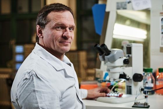 TU-Wissenschaftler Dr. Uwe Marx mit dem Multiorgan-Chip unterm Mikroskop.