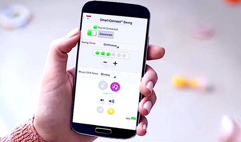 Eine App macht das Smartphone zur Fernbedienung: Die Eltern können die Schaukelgeschwindigkeit der Babywiege einstellen und gleichzeitig Musik abspielen lassen.