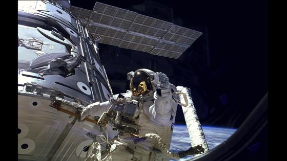 Der amerikanische Astronaut James H. Newman bei einem Weltraumeinsatz im Dezember 1998 vor dem russischen ISS-Modul Zarya: Russland will die russischen Module der Internationalen Raumstation nutzen, um ab 2024 eine russische Weltraumstation aufzubauen.