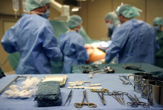 In der Vision der japanischen Wissenschaftler müssen Chirurgen zukünftig bei Operationen nicht mehr direkt beim Patienten sein. Sie können aus der Ferne Handgriffe durchführen, die der piezoelektrische Stoff in Steuerungsdaten für einen Roboter verwandelt. 