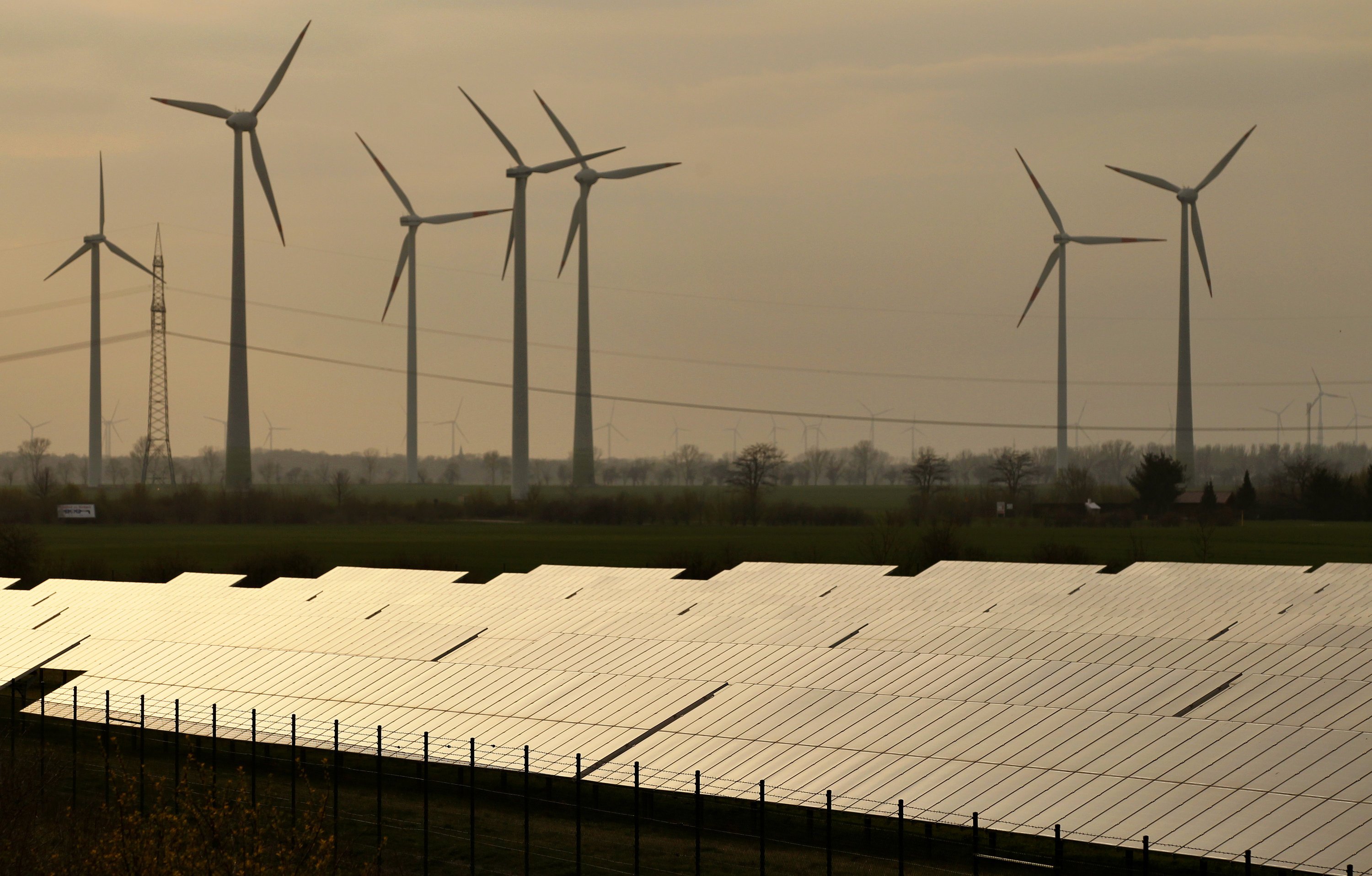 Die Forscher halten es für denkbar, mit Kooperationspartnern in die Produktion großflächiger Solarzellen zu gehen, die mit der neuen Trichteroberfläche ausgestattet sind. Bis dahin können aber noch Jahre vergehen. 