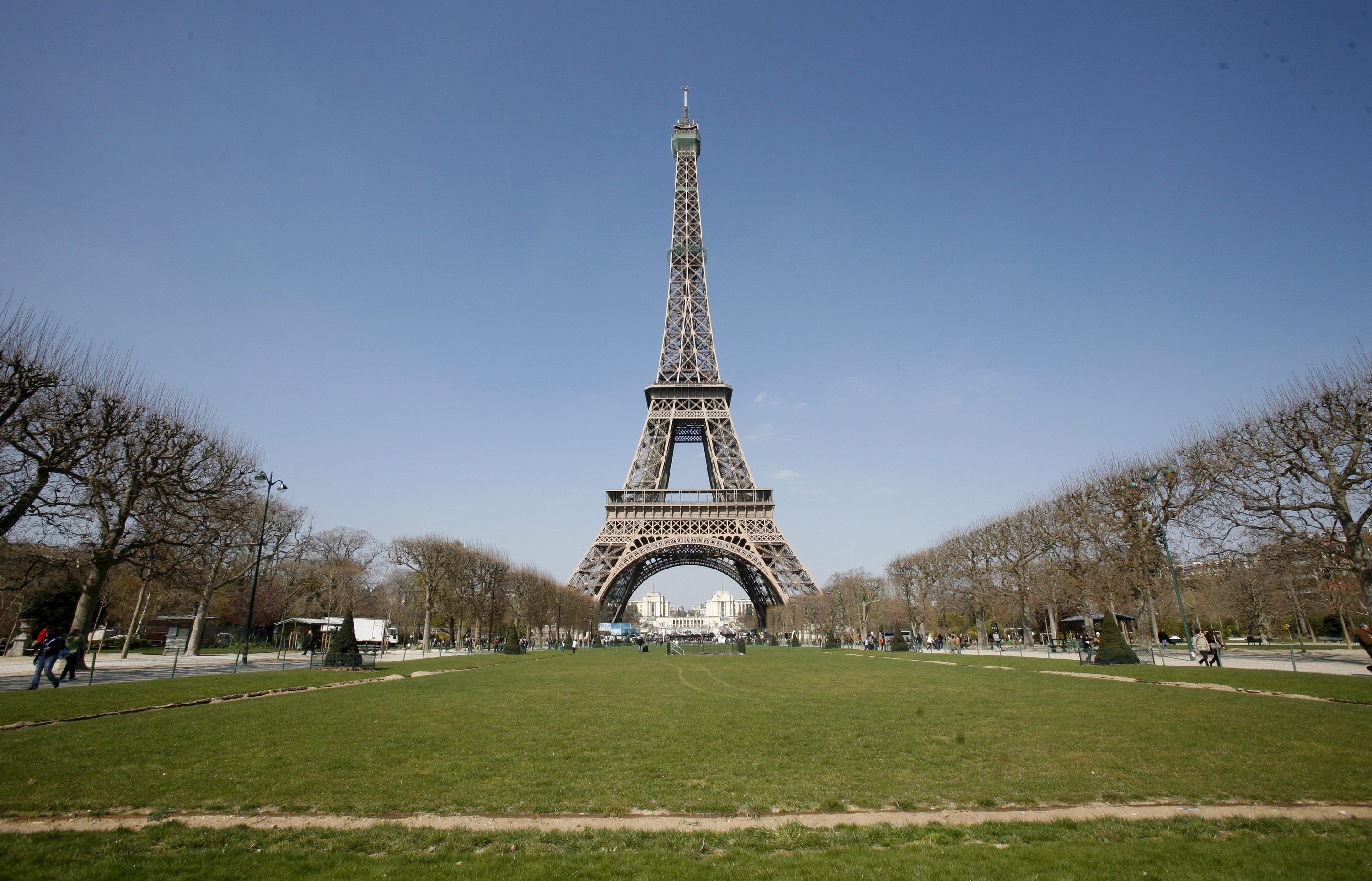 Auf der ersten Etage des Eiffelturms, in 57,6 Meter Höhe, befinden sich Restaurants, Souvenirläden und eine Aussichtsplattform für 3000 Besucher. Den benötigten Strom liefern zukünftig die Windturbinen. 