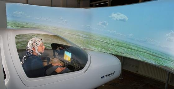 Die EEG-Kappe könnte vielleicht sogar auf Linienflügen zum Einsatz kommen. Im Flugsimulator funktioniert die Gedankensteuerung bereits, wie der portugiesische Luftfahrt- und Rüstungskonzern Tekever beweisen konnte. 