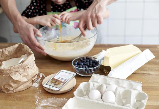 Das hat sich die Dame des Hauses schon lange gewünscht: Backen und Laden auf dem Küchentisch. Möglich macht das nun das neue Ladebrettchen von Ikea.