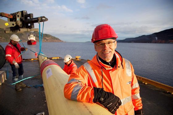 Forschungsleiter Ole Knudsen und sein Team versenkten vergangenes Jahr ein 250 Meter langes Stück der neuen Pipeline in einem Hafen nahe Trondheim. Alle 24 Meter sind Sensorgürtel angebracht, die kontinuierlich den Zustand der Röhre überwachen. 