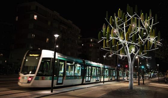 Ins Stadtbild integriert: Der Windbaum passt nahezu überall hin. Größe und Aussehen entsprechen in etwa dem natürlichen Vorbild. Statt Blättern trägt er Mini-Windturbinen. 