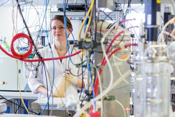 Die Wissenschaftlerin Nicole Mahler mit einer Abwasserprobe, aus der wertvolle Stoffe wie Kunst- und Farbstoffe gewonnen werden können. Die Ingenieure der TU Wien arbeiten dabei mit Mikroorganismen, die auch widrigste Lebensumstände überstehen.