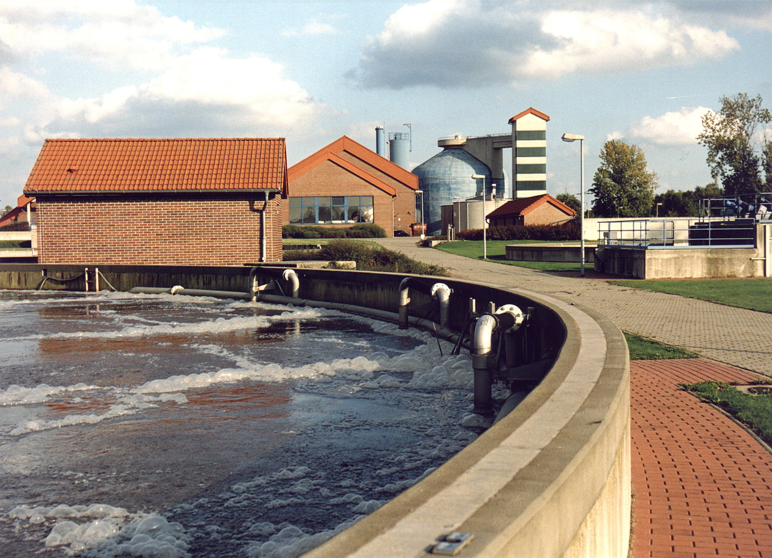 Abwasser im Klärbecken: Ingenieure der TU Wien haben ein Verfahren entwickelt, um mit Hilfe von Mikroorganismen beispielsweise Kunststoffe aus Abwasser herzustellen.