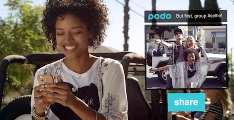 Via Bluetooth und passender App überträgt die Kamera Podo – die selbst über kein eigenes Display verfügt – das Sucherbild der Linse auf die Mattscheibe des Smartphones.