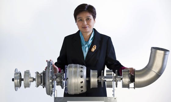 Professorin Xinhua Wu und ihrem Team ist es erstmals gelungen, ein Flugzeugtriebwerk mit dem 3D-Drucker herzustellen. Die 14 Hauptkomponenten bestehen unter anderem aus Titan, Aluminium und Nickel-Legierungen.  